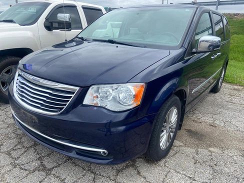 Used 2013 Chrysler Town & Country Touring-L w/ Entertainment Group #2 image 4