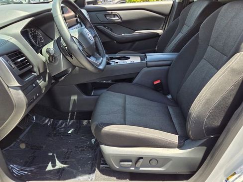 Used 2025 Nissan Rogue SV FWD image 9