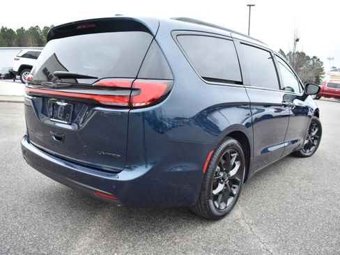 Used 2025 Chrysler Pacifica Limited image 9