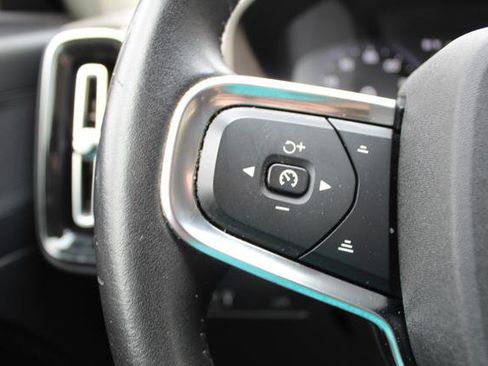 Used 2021 Volvo XC40 T4 Momentum image 19
