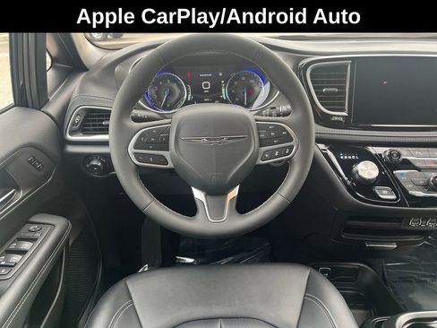 Used 2025 Chrysler Pacifica Select image 19