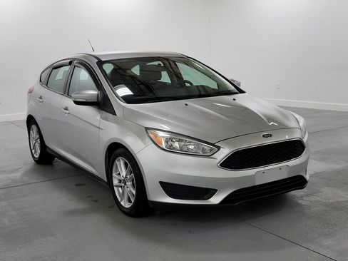 Used 2016 Ford Focus SE FWD image 2