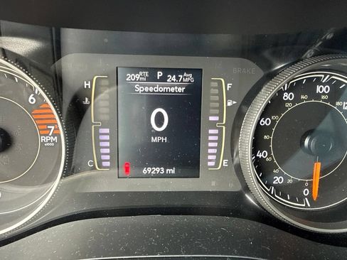 Used 2021 Jeep Cherokee Latitude Plus AWD/4WD image 7