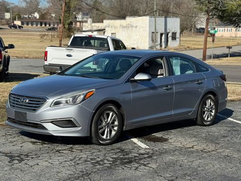 Used 2017 Hyundai Sonata SE FWD image 1