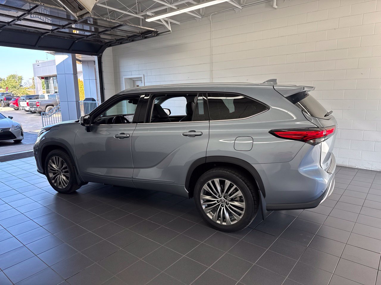 Certified 2021 Toyota Highlander Platinum AWD/4WD image 5