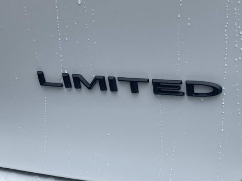 New 2026 Chrysler Pacifica Limited image 4