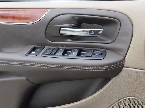 Used 2013 Chrysler Town & Country Touring FWD image 27