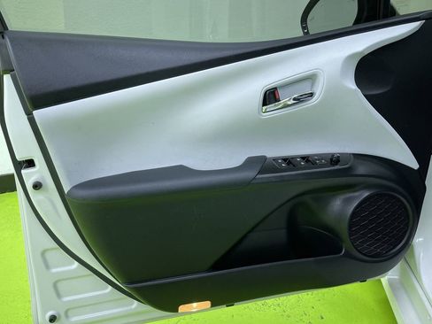 Used 2018 Toyota Prius Prime Advanced image 16