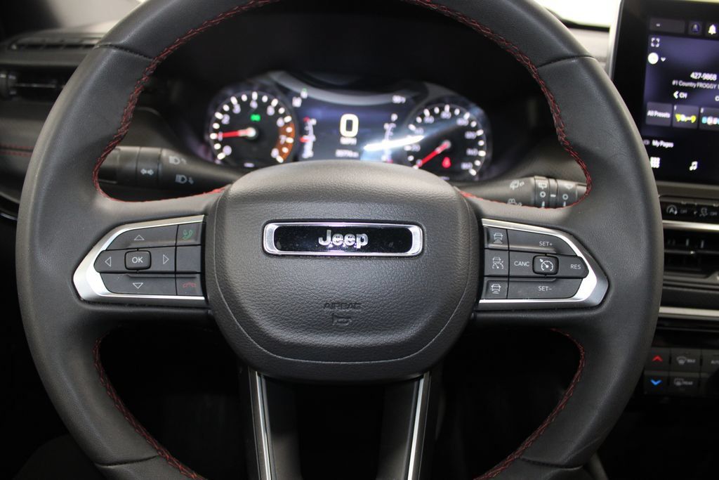 Used 2025 Jeep Compass Trailhawk AWD/4WD image 32