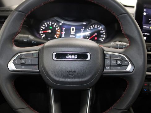 Used 2025 Jeep Compass Trailhawk AWD/4WD image 32