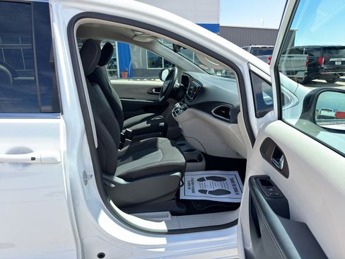 Used 2024 Chrysler Voyager LX FWD image 17