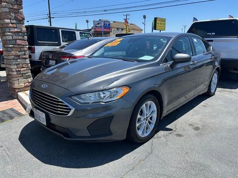 Used 2019 Ford Fusion SE FWD image 2
