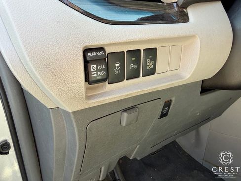 Used 2015 Toyota Sienna XLE w/ XLE Navigation Package FWD image 10