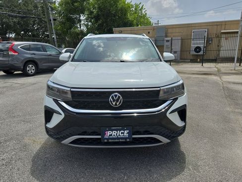 Used 2022 Volkswagen Taos SE FWD image 2
