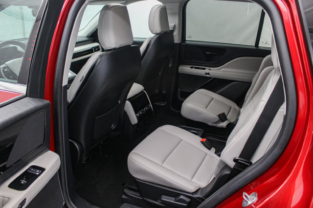 Used 2025 Lincoln Aviator AWD image 15
