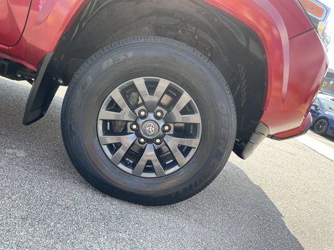 Used 2022 Toyota Tacoma SR5 AWD/4WD image 11