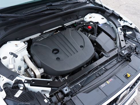 Used 2022 Volvo XC60 B5 Momentum image 14