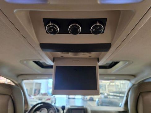 Used 2011 Volkswagen Routan SEL FWD image 40