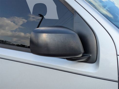 Used 2018 Nissan Frontier SV image 11