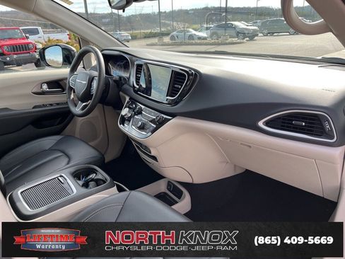 Used 2024 Chrysler Pacifica Touring-L image 28