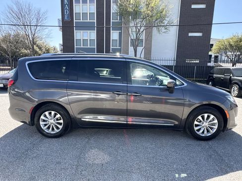 Used 2019 Chrysler Pacifica Touring-L image 15