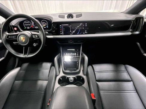 Used 2025 Porsche Cayenne Coupe image 17