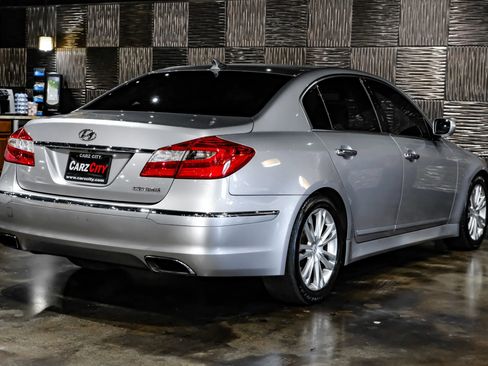 Used 2013 Hyundai Genesis 3.8 w/ Premium Pkg RWD image 8