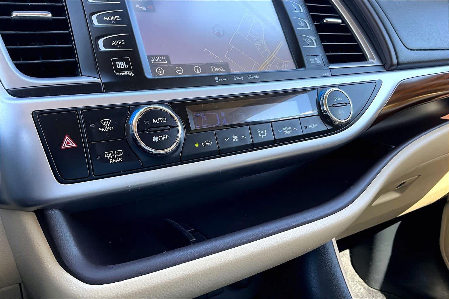 Used 2017 Toyota Highlander Limited Platinum FWD image 31