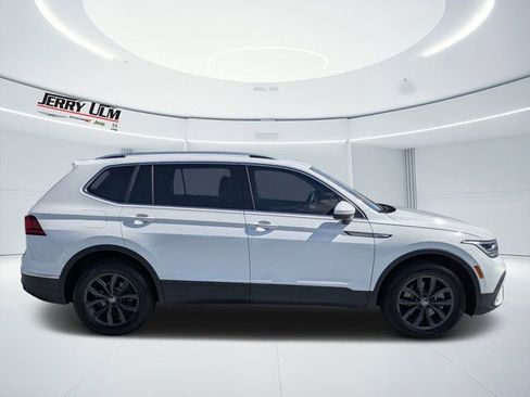 Used 2024 Volkswagen Tiguan SE AWD/4WD image 2