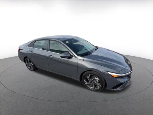 Used 2025 Hyundai Elantra SEL image 2