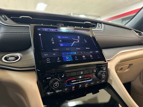 New 2025 Jeep Grand Cherokee Limited w/ Black Appearance Package image 24