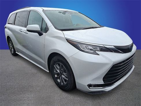 Used 2023 Toyota Sienna XLE image 2
