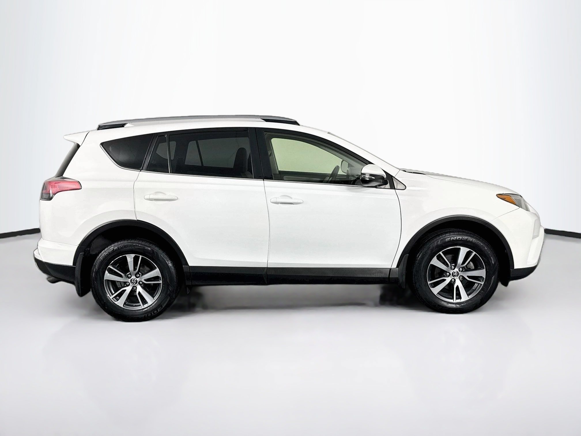 Used 2018 Toyota RAV4 XLE AWD/4WD image 16
