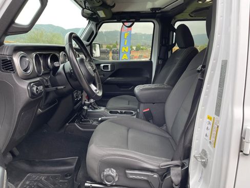 Used 2019 Jeep Wrangler Unlimited Sahara AWD/4WD image 14
