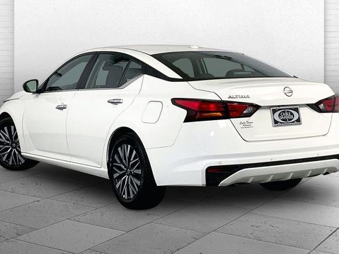 Used 2025 Nissan Altima 2.5 SV FWD image 11