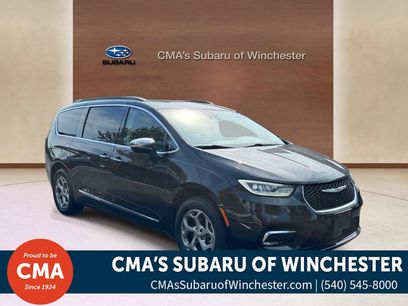 Used 2023 Chrysler Pacifica Limited w/ Uconnect Theater Family Group