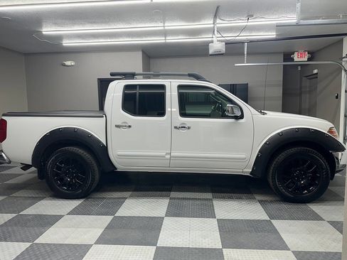 Used 2010 Nissan Frontier LE w/ LE Value Truck Pkg image 8