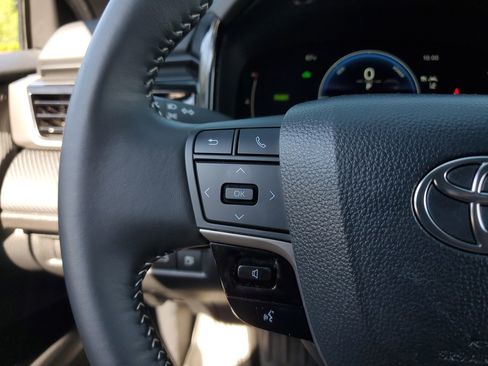 Used 2025 Toyota Camry SE FWD image 18