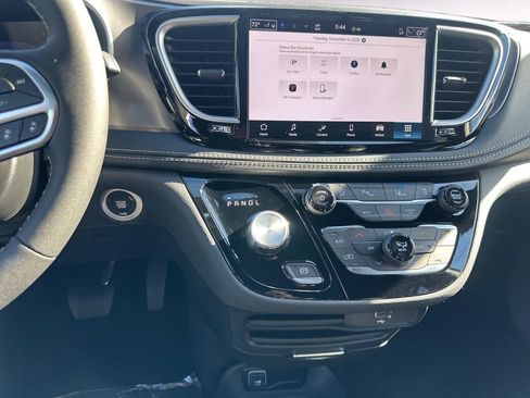 New 2026 Chrysler Pacifica Select image 11