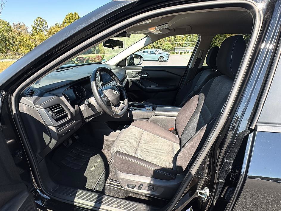 Certified 2025 Nissan Rogue SV AWD/4WD image 13