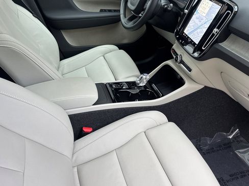 Used 2025 Volvo XC40 B5 Plus w/ Protection Package Premier image 17