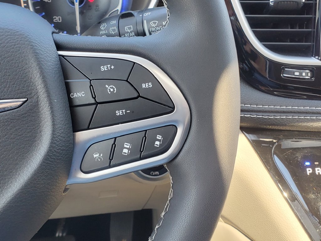 Used 2022 Chrysler Pacifica Limited AWD/4WD image 12