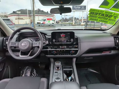 Used 2022 Nissan Pathfinder SV AWD/4WD image 14