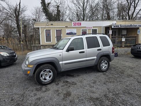 Used 2005 Jeep Liberty Sport image 1