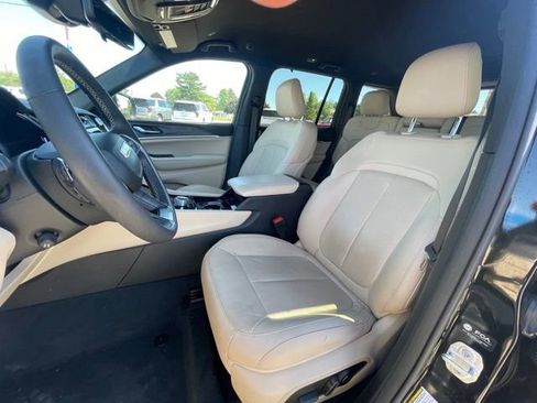 Used 2023 Jeep Grand Cherokee Limited w/ Luxury Tech Group II AWD/4WD image 11