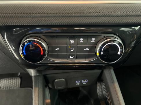 Used 2025 Chevrolet TrailBlazer LT AWD/4WD image 17