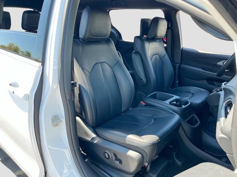 Used 2025 Chrysler Pacifica Select w/ Uconnect Theater Family Group image 29