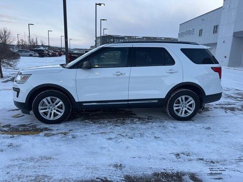 Used 2018 Ford Explorer XLT image 5