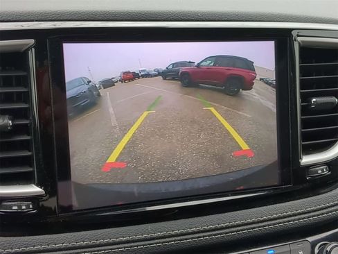 Used 2023 Chrysler Pacifica Touring-L image 28