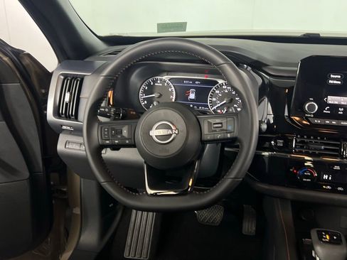 Used 2025 Nissan Pathfinder Rock Creek image 13